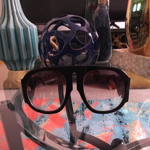 OVERSIZED GUCCI SUNGLASSES
